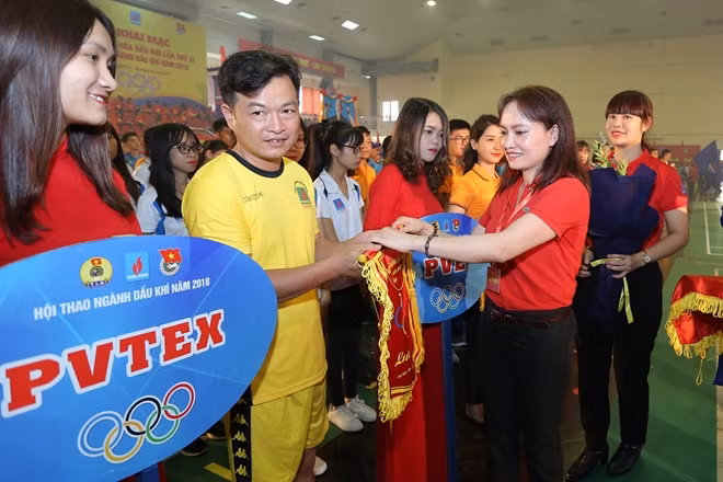 Chủ tịch Công đoàn Dầu khí Việt Nam Nghiêm Thùy Lan trao tặng hoa và cờ lưu niệm cho các đoàn vận động viên tham gia Hội thao