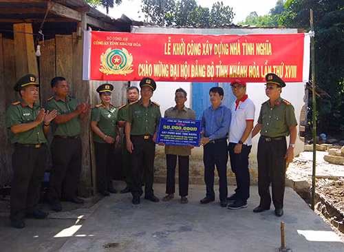 Đại diện Ban Giám đốc Công an tỉnh và công ty xi măng Long Sơn Trao tặng kinh phí xây nhà tình nghĩa cho hộ già làng Cao Văn Hiệp