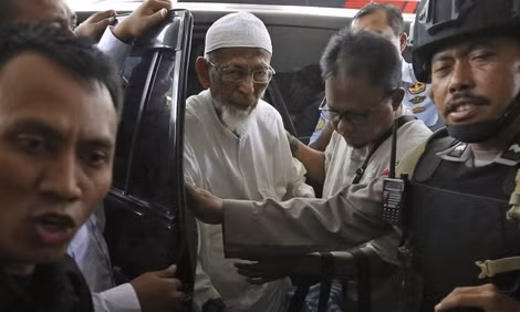 Giáo sĩ Abu Bakar Bashir được đưa đến bệnh viện hôm 1-3. Giáo sĩ Abu Bakar Bashir được đưa đến bệnh viện hôm 1-3.