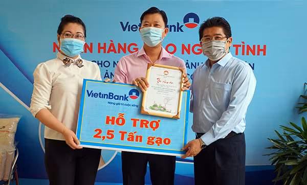 Ông Nguyễn Xuân Vũ - Ủy viên BTV Công đoàn VietinBank, Trưởng VPĐD tại TP. HCM và ông Trần Văn Chỉnh - Giám đốc VietinBank CN Sài Gòn nhận cảm ơn của quận 7