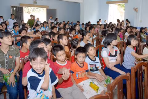 Các tổ chức thiện nguyện thường xuyên về Làng thăm hỏi, tặng quà các em.
