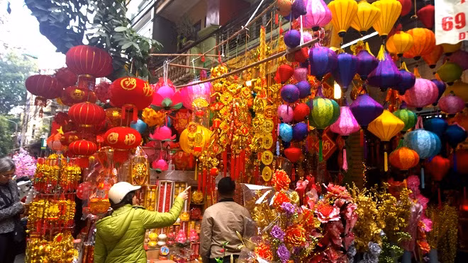 Phố Hàng Mã rực rỡ ngày chợ Tết.