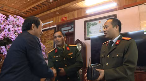 Người dân vui mừng nhận lại tài sản và vé số trúng thưởng đánh rơi ảnh 3
