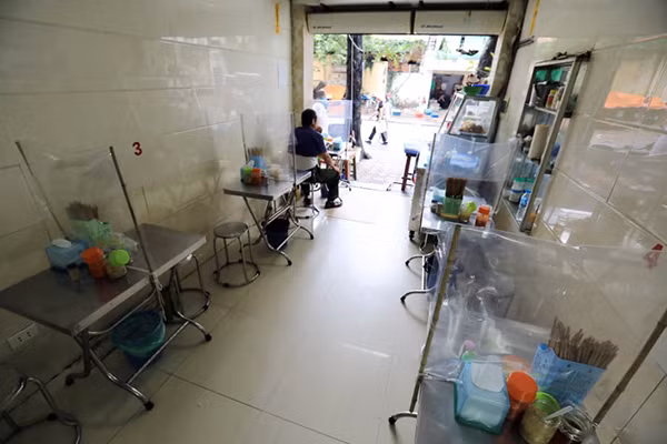 Tại một quán ăn khác cũng trên phố Tôn Đức Thắng, dù diện tích chỉ ở mức trung bình, không quá rộng rãi nhưng chủ quán vẫn tiến hành lắp vách ngăn giữa bàn để hạn chế việc tiếp xúc và bảo đảm giãn cách.