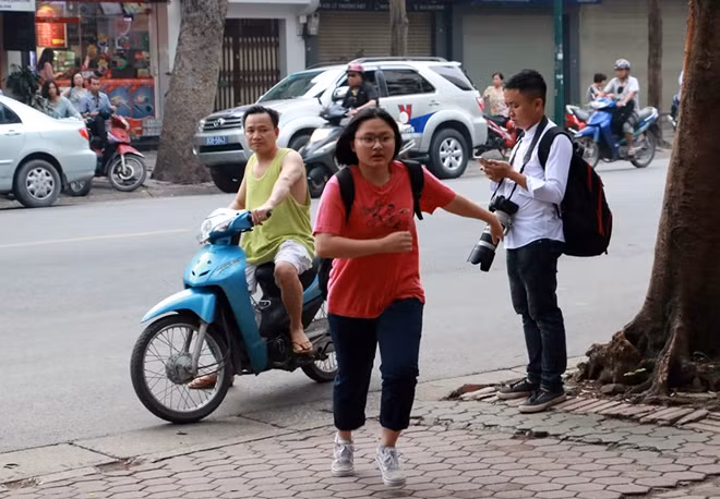 Theo quy chế, 6h30 sáng giám thị sẽ đánh số báo danh và bắt đầu gọi thí sinh vào phòng thi. Đến 7h, lực lượng an ninh sẽ chính thức đóng cổng trường thi. Tuy nhiên, gần sát 7h, vẫn còn nhiều thí sinh mới hớt hải đến điểm thi.