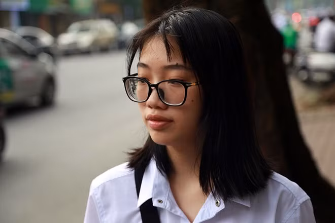 Em Nguyễn Thị Thúy Trang (SN 2001, trú tại Xã Đàn) đến điểm thi tại trường THPT Việt Đức muộn do ngủ quên nên không được vào thi.
