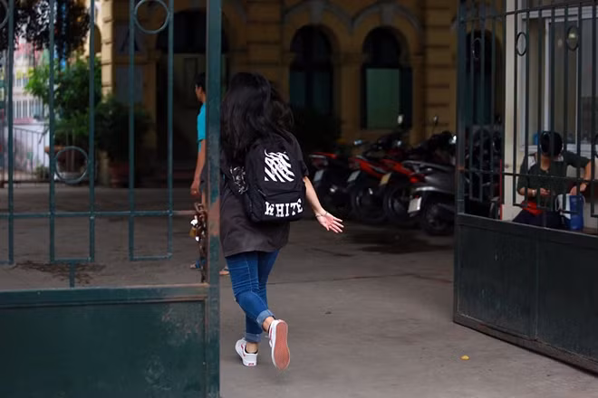 Hớt hải bước chân vào phòng thi cho một ngày quan trọng.