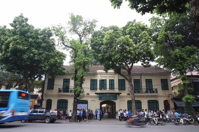 Chiều 25-6 tại điểm thi trường THPT Ngô Sĩ Liên (Hà Nội), nơi đây đón nhận một thí sinh đặc biệt của kỳ thi THPT Quốc gia 2019.