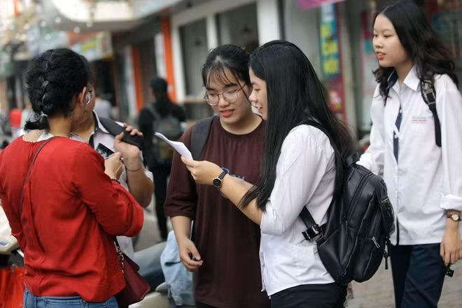 Vui cười, nhóm bạn học cùng nhau xem lại đề thi môn Toán.