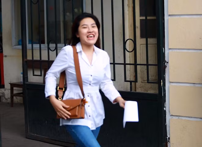 Một thí sinh tại điểm thi THPT Việt Đức, mặc dù đã vào trong nhưng một lúc sau lại vội vã chạy ra ngoài do để quên đồ và phải nhờ bố mẹ cầm lên.