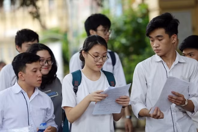Sau khi đề Toán được công bố, đánh giá về chất lượng đề thi, hầu hết giáo viên đều cho biết nội dung thi chủ yếu tập trung vào lớp 12, các câu hỏi tương tự như đề minh họa mà Bộ đã công bố. Các em có thể làm tốt từ câu số 1 đến câu 35. Từ câu 35 đến câu 44, các em có học lực khá giỏi có thể làm được. Độ phân hóa của đề thi tập trung từ câu 45 đến câu 50.