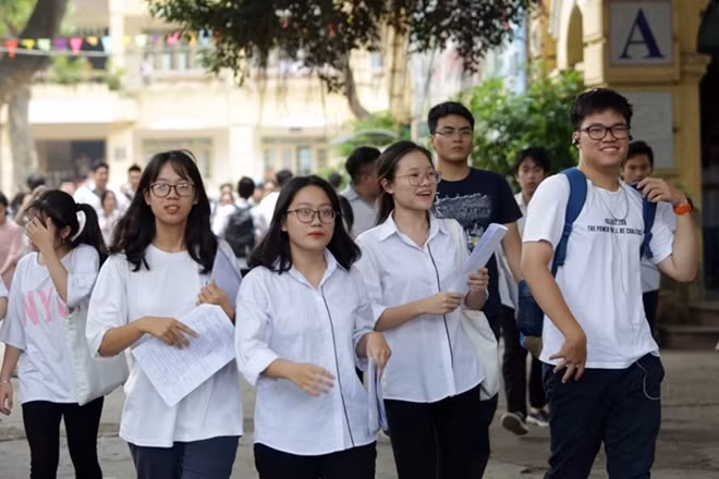 Nhóm thí sinh vui mừng vì tự tin hoàn thành tốt bài thi môn Toán.