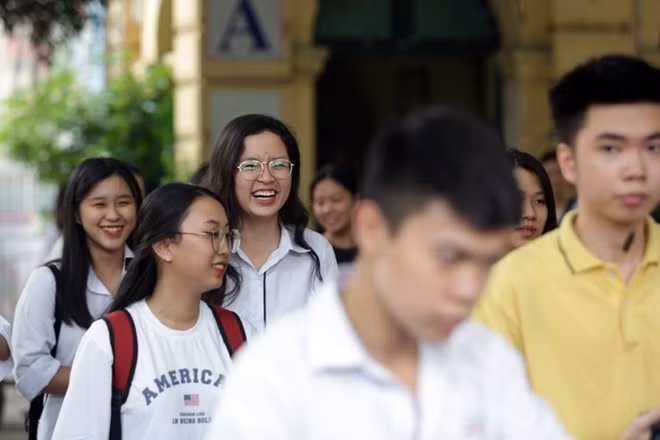 Kết thúc giờ thi môn Toán, nụ cười là điều dễ nhận thấy thường trực trên môi của hầu hết các thí sinh. Theo nhận xét của nhiều thí sinh, đề thi Toán THPT quốc gia năm nay dễ hơn so với những năm trước. Kết thúc môn thi của buổi chiều, các thí sinh thở phào nhẹ nhõm, hào hứng.