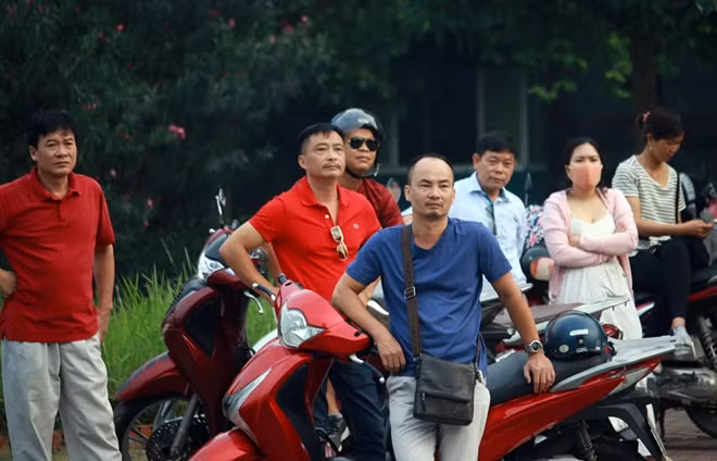 Phụ huynh hồi hộp ngồi ngóng trông con em vào thi.