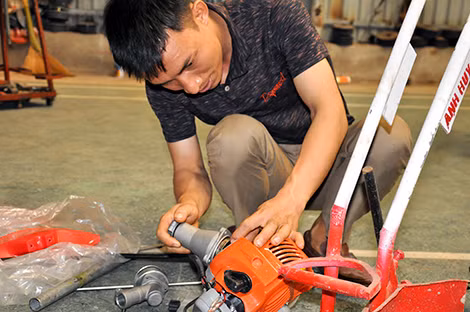 Dù không có bằng cấp nhưng những sáng chế của anh khiến mọi người phải thán phục. Dù không có bằng cấp nhưng những sáng chế của anh khiến mọi người phải thán phục.