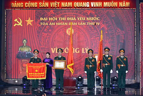 Chủ tịch Quốc hội Nguyễn Thị Kim Ngân trao tặng danh hiệu Anh hùng lực lượng vũ trang nhân cho Toà án Quân sự Trung ương.