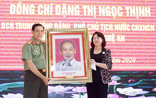 Đồng chí Đặng Thị Ngọc Thịnh, Ủy viên Trung ương Đảng, Phó Chủ tịch nước trao tặng bức tranh Bác Hồ cho Công an tỉnh Nghệ An