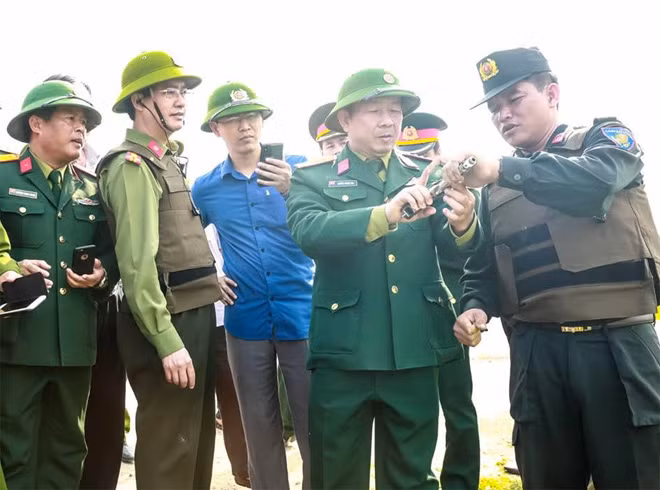 Công an Hà Tĩnh phối hợp với lực lượng công binh Bộ chỉ huy quân sự tỉnh Hà Tĩnh và Bộ Tư lệnh Quân khu 4 tiếp cận hiện trường chiếc xe nhóm nghi can vận chuyển ma túy bị công an bắt giữ tối 15-2-2019.