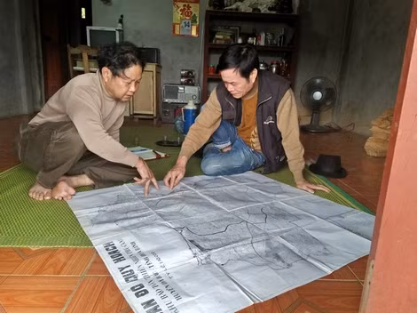 Ông Xa Văn Nghị và ông Hà Văn Phời xem lại bản đồ khu bảo tồn thiên nhiên Pu Canh.
