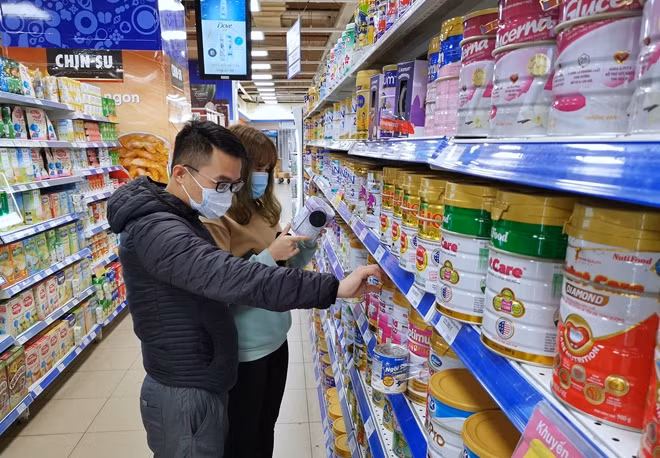 Trao đổi với PV bà Nguyễn Kim Dung, Giám đốc siêu thị Co.opmart Hà Đông (quận Hà Đông) cho biết, hệ thống siêu thị Sai gon Coop đã tăng 50% lượng hàng cung ứng cho hệ thống, người tiêu dùng luôn mua được giá tốt nhất, bình ổn khi mua sắm, nguồn cung ứng không bị ảnh hưởng, siêu thị lúc nào cũng đủ nguồn cung cho người tiêu dùng.