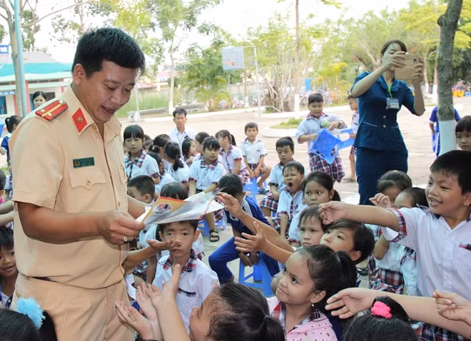 Phòng CSGT Công an TP Cần Thơ tuyên truyền phòng, chống đuối nước cho học sinh quận Thốt Nốt.