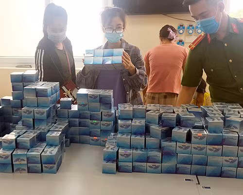 Gần 1 tấn mỹ phẩm giả nhãn hiệu DAKAMI bị Công an quận Bắc Từ Liêm phát hiện, thu giữ quả tang tại kho của nhóm đối tượng