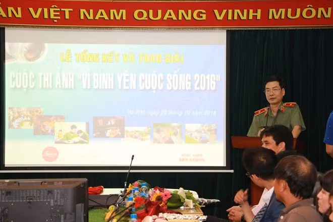 Thiếu tướng Phạm Văn Miên, Tổng Biên tập Báo CAND phát biểu tại lễ trao giải.