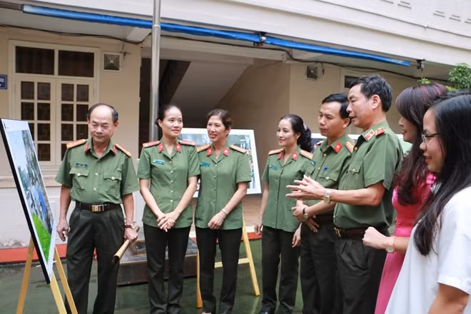 Các đại biểu chiêm ngưỡng ảnh triển lãm tại lễ trao giải.