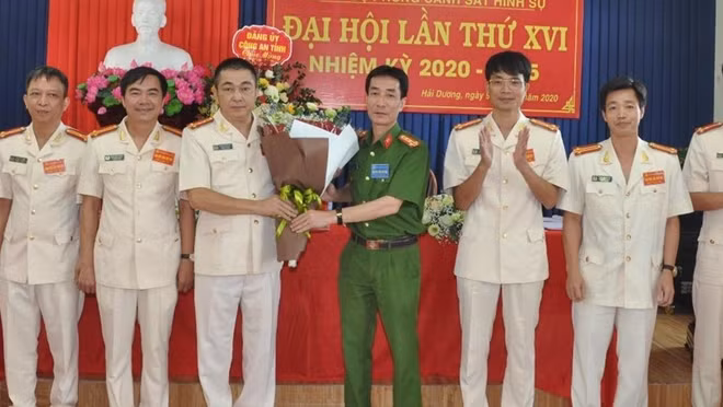 Đại tá Lê quý Thường, Phó Giám đốc Công an tỉnh Hải Dương chúc mừng Ban chấp hành mới của chi bộ Phòng CSHS Công an tỉnh Hải Dương