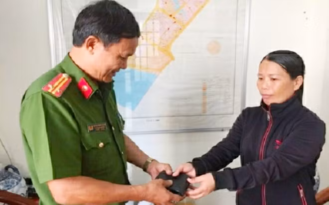 Công an phường Thanh Bình tiếp nhận chiếc ví đánh rơi do chị Hậu trả lại