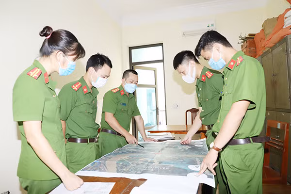 Đội Cảnh sát hình sự, Công an thành phố Yên Bái triển khai phương án đấu tranh với tội phạm trên địa bàn. Đội Cảnh sát hình sự, Công an thành phố Yên Bái triển khai phương án đấu tranh với tội phạm trên địa bàn.