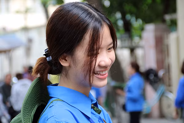 Nụ cười tỏa nắng của một nữ tình nguyện viên.