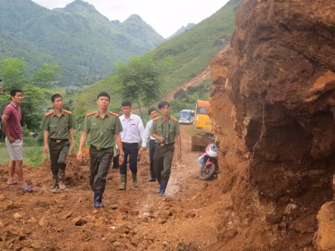 Đường sạt lở, đoàn công tác của Báo CAND, Agribank, Công an tỉnh Hà Giang phải “tăng bo” vào nơi sạt lở Tùng Nùn.