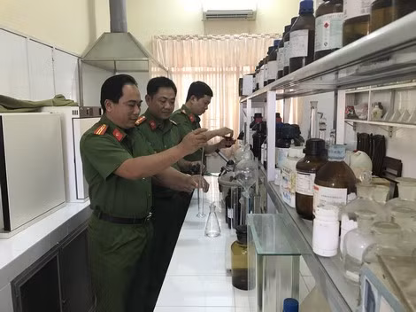 CBCS Đội Hóa kỹ thuật pháp lý xét nghiệm mẫu vật. CBCS Đội Hóa kỹ thuật pháp lý xét nghiệm mẫu vật.