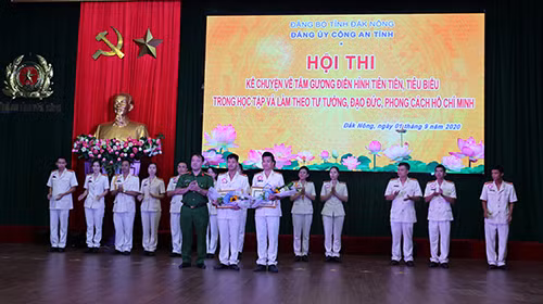 Thiếu tá Nguyễn Hữu Đức, Phó Giám đốc Công an tỉnh trao giải phụ cho các thí sinh. Thiếu tá Nguyễn Hữu Đức, Phó Giám đốc Công an tỉnh trao giải phụ cho các thí sinh.