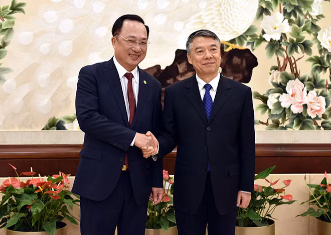 Thứ trưởng Nguyễn Văn Thành và Thứ trưởng Bộ Công an Trung Quốc Liu Zhao. Ảnh: Vĩnh Hà