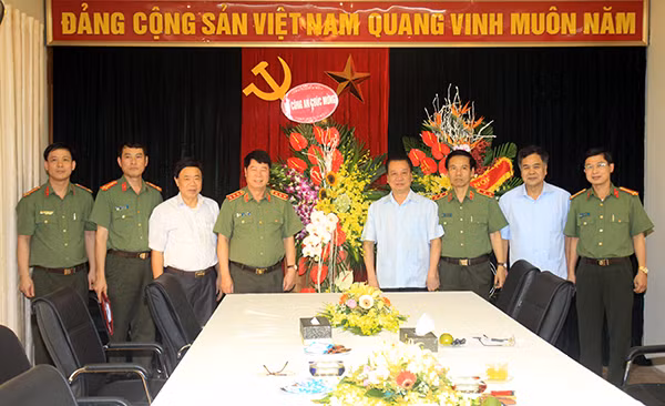 Thứ trưởng Bùi Văn Nam tặng hoa chúc mừng Hội đồng LLTW nhân kỷ niệm 20 năm Ngày thành lập