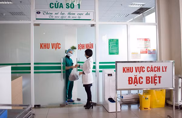 Các bác sĩ, điều dưỡng làm việc tại khu vực cách ly đặc biệt.