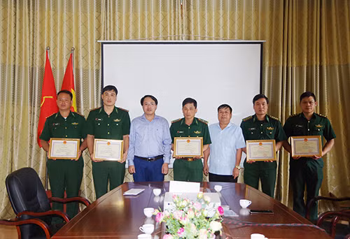 Khen thưởng các đơn vị phá án