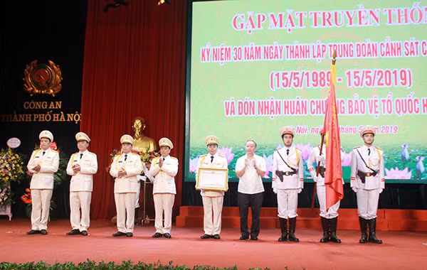 Thừa ủy quyền của Chủ tịch nước, đồng chí Nguyễn Văn Sửu, Phó Chủ tịch Thường trực UBND TP Hà Nội gắn Huân chương Bảo vệ Tổ quốc hạng Ba lên Cờ truyền thống của Trung đoàn Cảnh sát cơ động. Thừa ủy quyền của Chủ tịch nước, đồng chí Nguyễn Văn Sửu, Phó Chủ tịch Thường trực UBND TP Hà Nội gắn Huân chương Bảo vệ Tổ quốc hạng Ba lên Cờ truyền thống của Trung đoàn Cảnh sát cơ động.