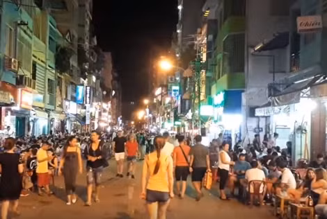 Phố đi bộ Bùi Viện, nơi "phi công" hay lui tới tìm "máy bay bà già".