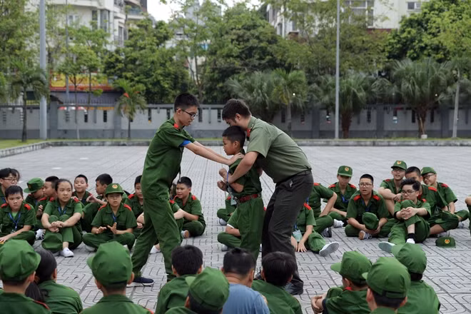 Các bạn nhỏ hào hứng khi lần đầu được làm chiến sĩ CAND.