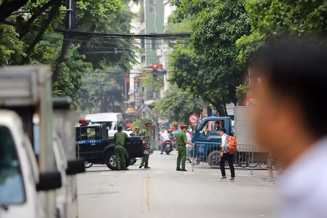 Lực lượng Công an phân luồng giao thông, phong tỏa hiện trường để tiến hành công tác cứu hộ, cứu nạn.