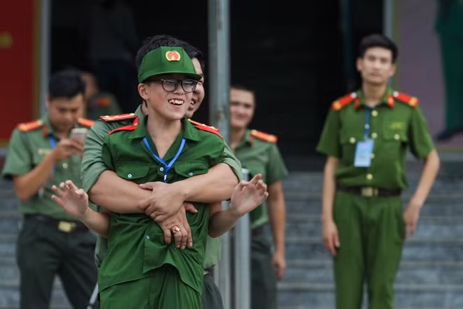Nụ cười tươi rói trên thao trường.
