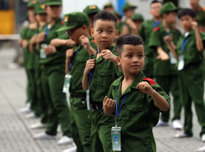 Các bạn nhỏ hào hứng khi lần đầu tiên được huấn luyện điều lệnh đội ngũ tại chỗ và võ tổng hợp 25 động tác CAND. Võ tổng hợp 25 động tác CAND giúp các học viên rèn luyện sức khỏe, sau khóa học mỗi ngày các học viên đều có thể dễ dàng tập luyện ở nhà.