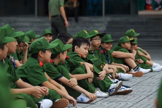 Các em chăm chú theo dõi các thầy hướng dẫn.