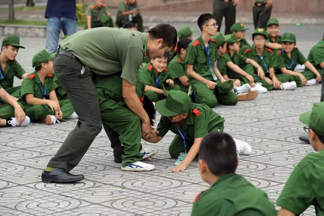 Thầy trò cùng nhau thực hành động tác võ thuật CAND.