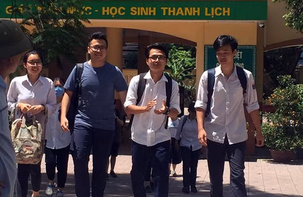 Thí sinh hoàn thành bài thi Khoa học tự nhiên trong sáng 26-6.