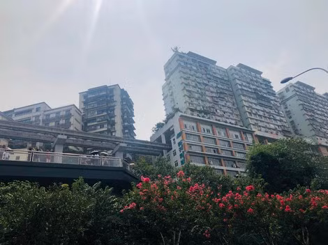 Có lẽ chỉ ở Trùng Khánh mới có đường tàu đi xuyên qua những tòa nhà cao tầng. Có lẽ chỉ ở Trùng Khánh mới có đường tàu đi xuyên qua những tòa nhà cao tầng.