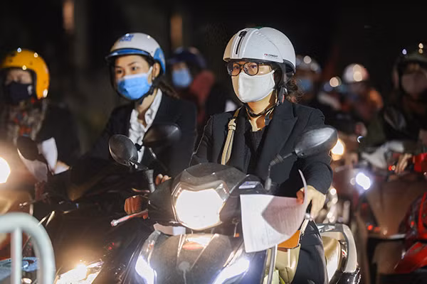 Khuôn mặt lo lắng của người dân sau khi biết thông tin phong tỏa chung cư tại 88 Láng Hạ.